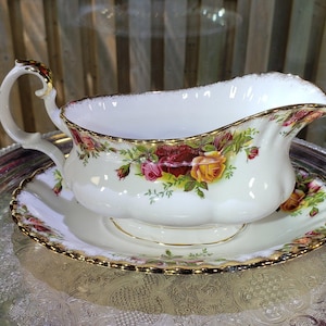 Vintage Royal Albert Old Country Roses Gravey Boat and Tray - Original Back Stamp Version, OCR Sauce Boat, Rose Pattern China