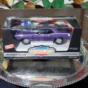 1970 Plymouth Hemi Cuda Diecast Model – Purple & Black, 1/18 Scale