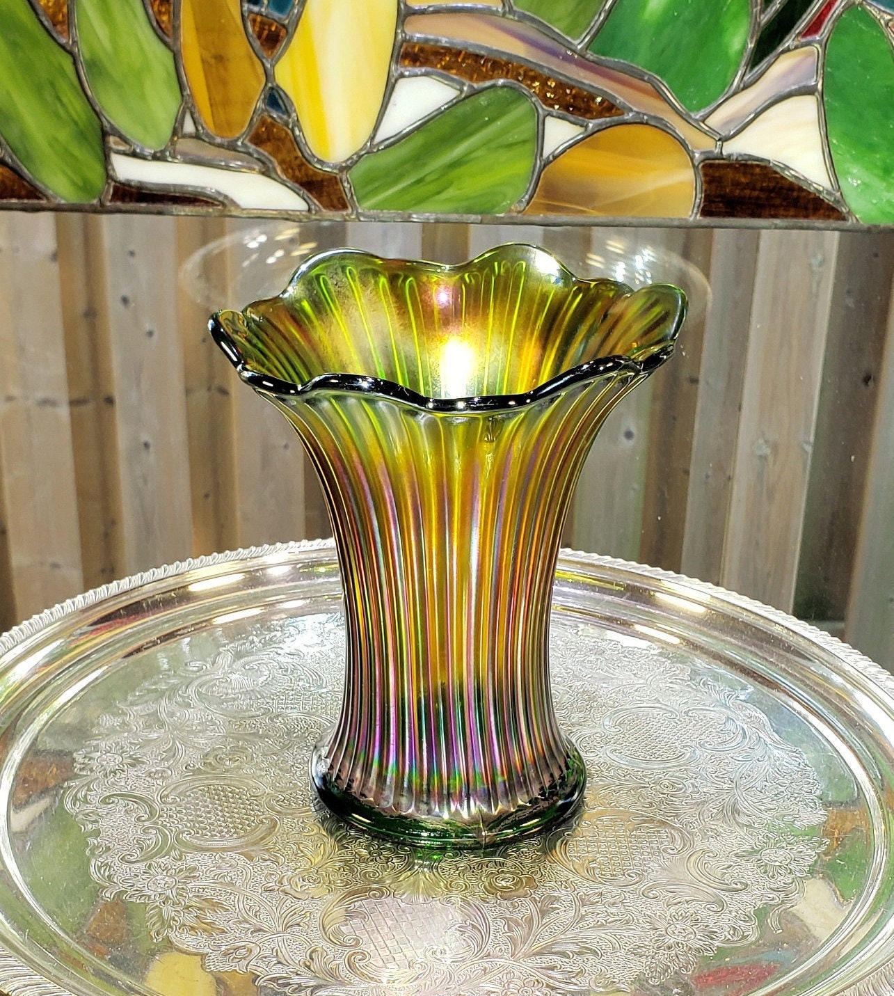 Vase Tornade 6" Northwood - Vert Foncé, Couleurs Arc-en-ciel, Verre Iridiscent, Occasion Excellent état