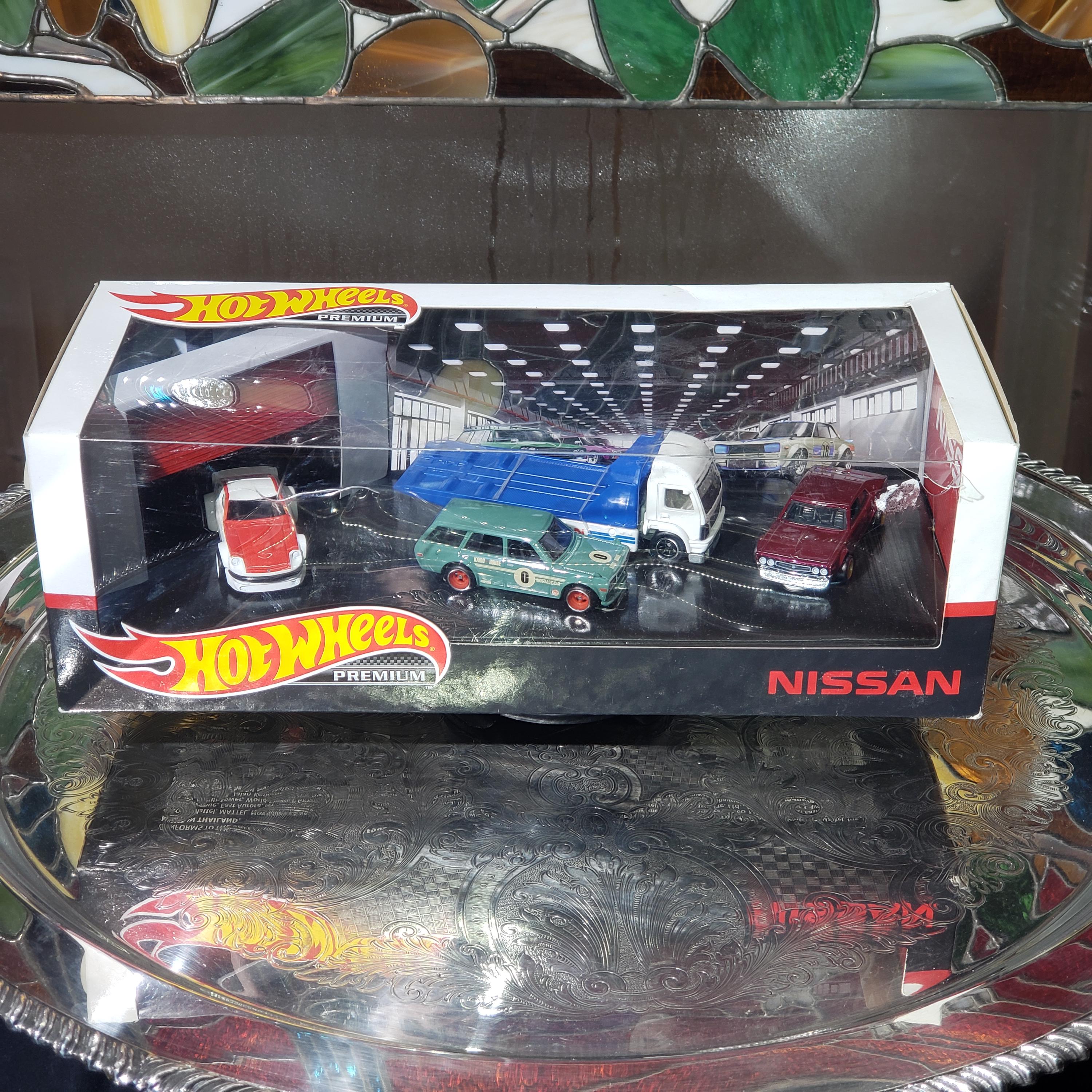Hot Wheels Premium Nissan Motorsport Aero Lift Race Set - 510