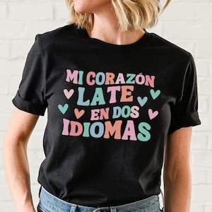 Camisa do dia dos namorados do professor espanhol mi corazon late en dos idiomas maestra bilingue camiseta maestra camisa profesora camiseta do professor espanhol