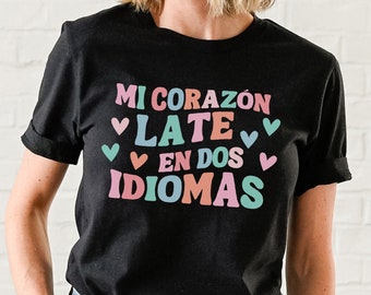 Insegnante di spagnolo San Valentino Camicia Mi Corazon Late en Dos Idiomas Maestra Bilingue Tee Maestra T-Shirt Profesora Camicia Insegnante di spagnolo Tee