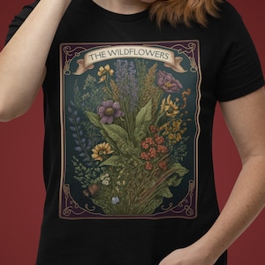 Tarot botánico Camisa de cartas Wildflowers Tarot Camisa de flores silvestres Camisa de flores silvestres Tarot Carta T Camisa Tarot Camisas de tarot Camisa botánica de mujer Camiseta de flores silvestres