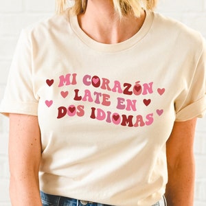 Camisa do dia dos namorados do professor espanhol mi corazon late en dos idiomas maestra bilingue camiseta maestra camisa profesora presente do professor espanhol