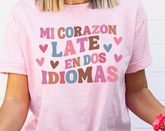 Insegnante di spagnolo San Valentino Camicia Mi Corazon Late en Dos Idiomas Maestra Bilingue Tee Maestra T-Shirt Profesora Camicia Insegnante di spagnolo Tee