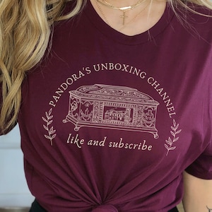 Mitologia Camicia Pandoras Box Camicia Mitologia Greca Poeta Camicia Dark Academia Abbigliamento Letterario Camicia Letteratura Camicia Club del Libro T-Shirt