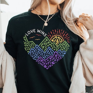 愛が勝つ 控えめなゲイ プライド アウトドア シャツ 控えめなプライド アウトフィット クィア シャツ LGBTQ プライド シャツ ゲイ アウトドア シャツ プライド マンス シャツ