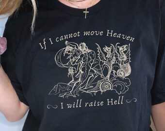 Może przedstawiać: Czarny T-shirt z nadrukiem graficznym przedstawiającym postać z skrzydłami i tekstem "If I cannot move Heaven I will raise Hell".