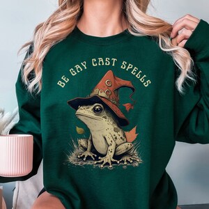 Be Gay Cast Zauberspruch Gay Pride Frosch Sweatshirt Cottagecore Pride Sweatshirt Goblincore Sweatshirt Subtiler Gay Pride Cottagecore Queer Pullover