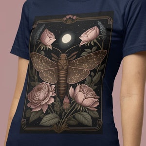 Tarot botánico Camisa de cartas Polilla Camisa Rosa Camisa Mística Camisa de tarot de polilla Camisas de tarot Camisas de tarot Camisa botánica de mujer Camisa oscura de Cottagecore