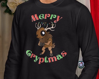 Puede incluir: Sudadera negra con un gráfico rojo y verde de un reno de dibujos animados con el texto "Merry Gryptmas".
