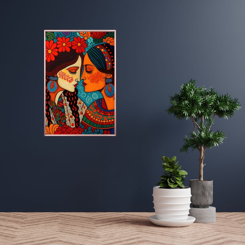 K&ouml;nnte beinhalten: Ein farbenfrohes Gem&auml;lde von zwei Frauen mit kunstvollen Designs auf ihren Gesichtern und K&ouml;rpern. Sie tragen traditionelle Kleidung und Schmuck. Das Gem&auml;lde ist vor einem Hintergrund aus Blumen und Wirbeln angeordnet.
