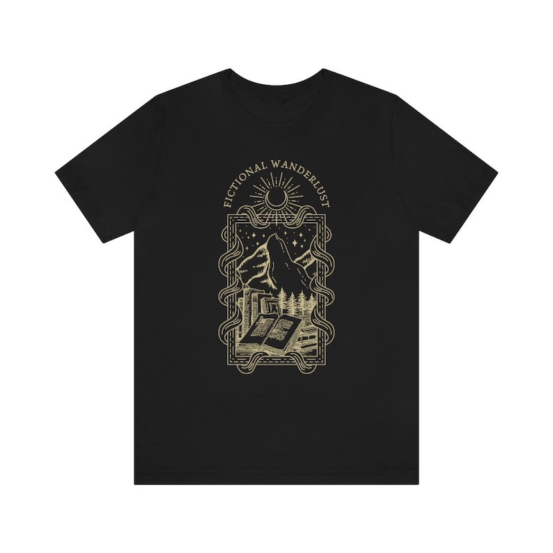 K&ouml;nnte beinhalten: Schwarzes T-Shirt mit einem goldenen Grafikdesign aus einer Bergkette, einem Halbmond, einer Sonne und einem Buch mit dem Text "Fictional Wanderlust".