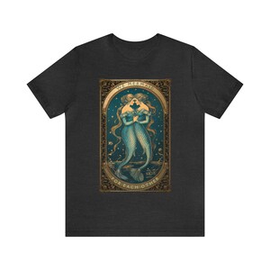 Lesbische zeemeermin Shirt Sapphic Shirt Mermaidcore Shirt Tarot Card Shirt Lesbische Shirt Sapphic Kleding LGBTQ Tarot Shirts Vrouwen Queer Shirt Dark Grey Heather