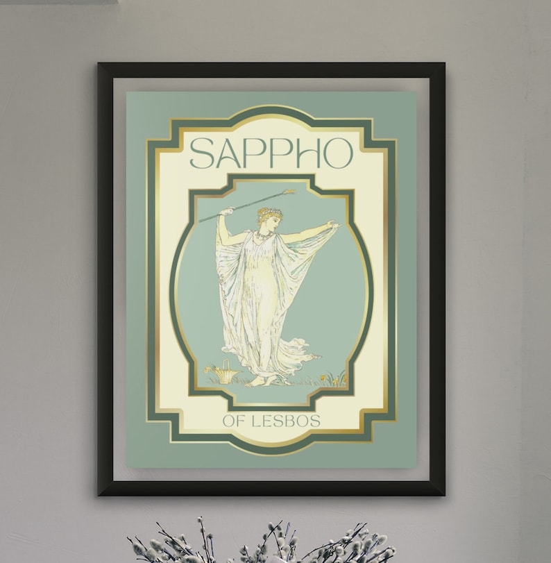 Op de afbeelding: Een ingelijste kunstdruk met een klassieke illustratie van Sappho, met de tekst "Sappho of Lesbos". Het kunstwerk heeft een lichtblauwe achtergrond met gouden en cr&egrave;mekleurige accenten, en is zwart omlijst.