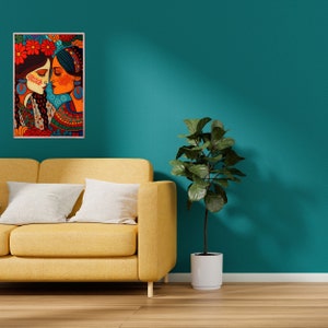 K&ouml;nnte beinhalten: Ein gelbes Sofa mit zwei wei&szlig;en Kissen steht vor einer t&uuml;rkisfarbenen Wand. Ein gerahmtes Bild von zwei Frauen mit bunten Blumenkr&auml;nzen h&auml;ngt &uuml;ber dem Sofa. Eine Topfpflanze mit gr&uuml;nen Bl&auml;ttern steht rechts neben dem Sofa auf dem Boden.