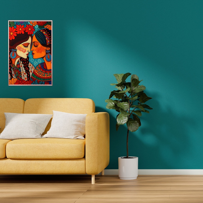 K&ouml;nnte beinhalten: Ein gelbes Sofa mit zwei wei&szlig;en Kissen steht vor einer t&uuml;rkisfarbenen Wand. Ein gerahmtes Bild von zwei Frauen mit bunten Blumenkr&auml;nzen h&auml;ngt &uuml;ber dem Sofa. Eine Topfpflanze mit gr&uuml;nen Bl&auml;ttern steht rechts neben dem Sofa auf dem Boden.