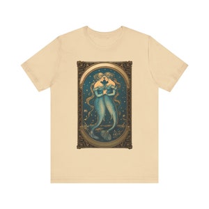 Camisa de sirena lesbiana Camisa sáfica Camisa sirenacore Camisa de cartas Tarot Camisa lésbica Ropa sáfica Camisas de tarot Mujeres Camisa queer Soft Cream