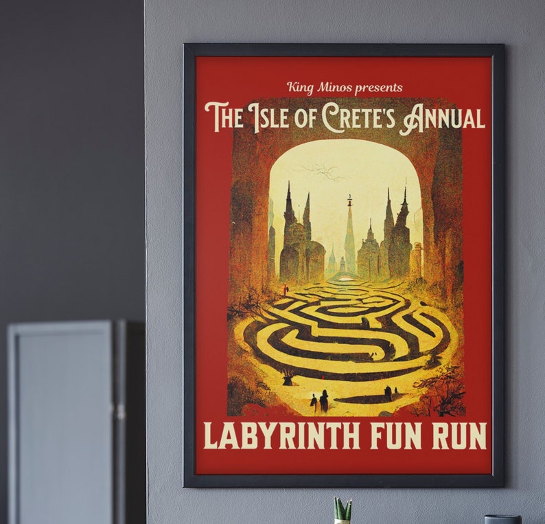 K&ouml;nnte beinhalten: Ein Vintage-Poster, das f&uuml;r den "The Isle of Crete's Annual Labyrinth Fun Run" wirbt. Das Poster hat einen roten Hintergrund mit einem gelben Labyrinth in der Mitte, umgeben von einer Stadtlandschaft. Der Text "King Minos presents" befindet sich oben auf dem Poster.
