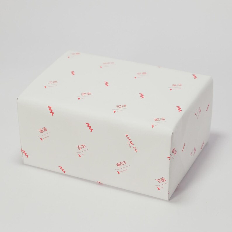Op de afbeelding: Een set van drie keramische mokken met een gespikkelde, matte afwerking in cr&egrave;me, lichtbruin en donkerbruin. Elke mok heeft een eenvoudig, minimalistisch ontwerp, perfect voor koffie of thee.