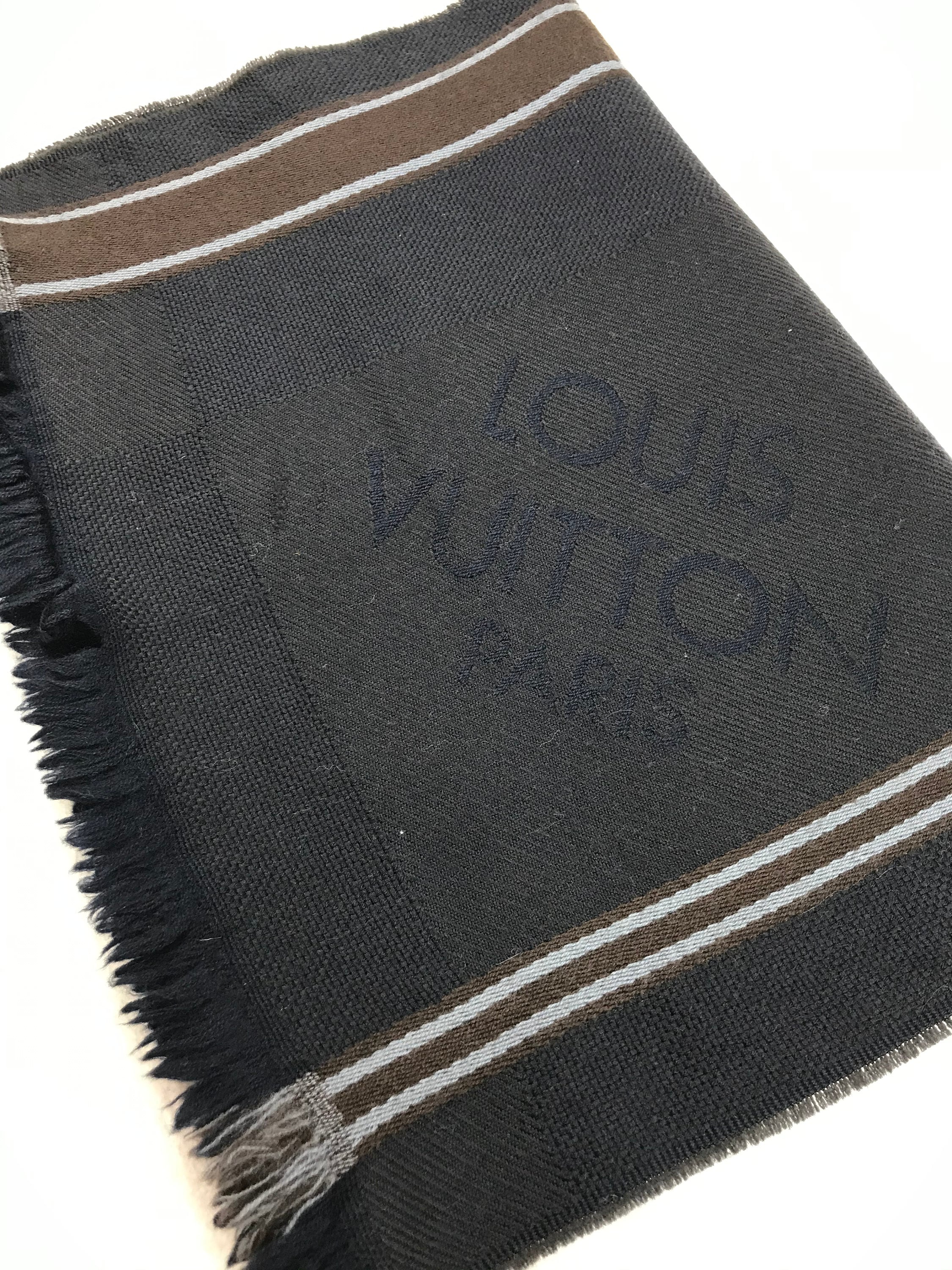 central cee grey lv scarf