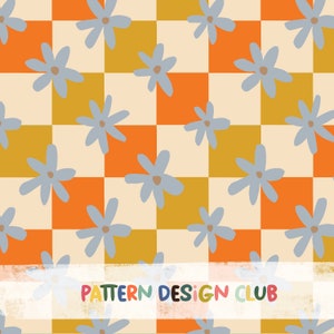 Può includere: Uno schema senza cuciture con fiori stilizzati di colore blu chiaro su uno sfondo a scacchi con quadrati arancioni e dorati. Il testo "PATTERN DESIGN CLUB" è nella parte inferiore dell'immagine.