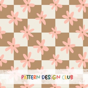 Könnte beinhalten: Ein nahtloses Muster mit rosa Blumen auf einem braunen und weißen karierten Hintergrund. Der Text "PATTERN DESIGN CLUB" befindet sich am unteren Rand des Bildes.