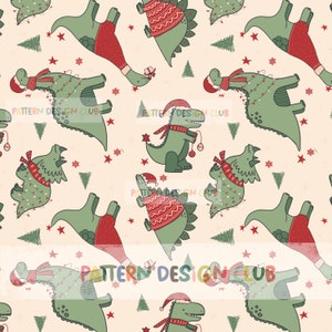 Peut inclure: Un motif sans couture représentant des dinosaures verts vêtus de tenues festives, notamment des bonnets de Père Noël, des écharpes et des lumières de Noël. L'arrière-plan est beige clair avec des étoiles rouges et des sapins verts.