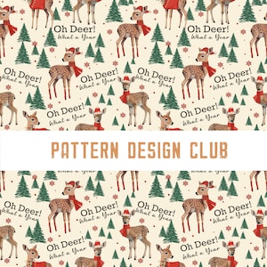 Könnte beinhalten: Ein nahtloses Muster mit einem sich wiederholenden Design von Cartoon-Rehen, die Weihnachtsmützen und rote Schals tragen, mit dem Text "Oh Deer! What a Year", der sich durchgehend wiederholt. Der Hintergrund ist in einem hellen Cremeton gehalten mit grünen Weihnachtsbäumen und roten Sternen.
