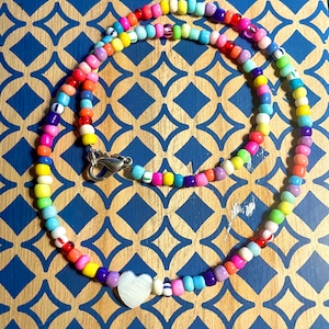 bunte Kette Sommer Perlenkette Boho Hippie mit Perlmutt Herz Perlen auch personalisierbar mit Name Buchstabenperlen Choker Halskette