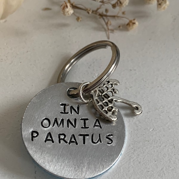 Schlüsselanhänger Kettenanhänger Anhänger Gilmore Girls Fan In Omnia Paratus Schirm handgestempelt Metall Geschenk Freundin Tochter Mama