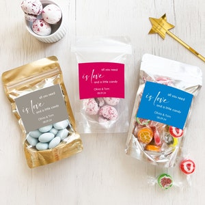 Sacs de bonbons personnalisés - Tout ce dont vous avez besoin c'est de l'amour et un peu de bonbons - AUTOCOLLANTS et SACS UNIQUEMENT - Sacs de bonbons pour mariage, Sacs de cadeaux personnalisés
