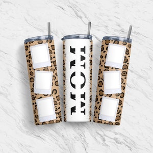 Puede incluir: Tres vasos de acero inoxidable con tapas y pajitas. Un vaso tiene un diseño de estampado de leopardo con tres marcos de fotos en blanco. Otro vaso tiene un diseño de estampado de leopardo con la palabra "TAVOY" en letras negras. El tercer vaso es blanco con la palabra "TAVOY" en letras negras.