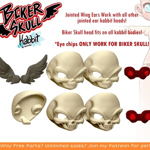 K&ouml;nnte beinhalten: Ein Satz aus 3D-gedruckten Puppen-Teilen f&uuml;r eine individuelle Puppe. Das Set enth&auml;lt einen Sch&auml;delkopf, ein Fl&uuml;gelpaar und ein Paar rote Augenchips. Der Text auf dem Bild lautet "Biker Skull", "Kabbit", "Jointed Wing Ears Work with all other jointed ear kabbit heads!", "Biker Skull head fits on all kabbit bodies!", "*Eye chips ONLY WORK FOR BIKER SKULL!", und "Monthly Free Parts? Unlimited sales? Join my Patreon for perks!"
