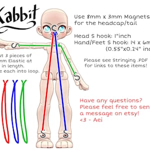 K&ouml;nnte beinhalten: Diagramm, das zeigt, wie man eine Puppe mit Gummiband und S-Haken bespannt. Die Puppe ist nackt mit blauen Augen und roten, blauen und gr&uuml;nen Gummib&auml;ndern. Der Text lautet: "Schneiden Sie 3 St&uuml;cke 2 mm Gummiband mit einer L&auml;nge von 11 Zoll. Binden Sie jedes zu einer Schlaufe. Verwenden Sie 8 mm x 3 mm Magnete f&uuml;r die Kopfbedeckung/den Schwanz. Kopf-S-Haken: 1 Zoll. Hand-/Fu&szlig;-S-Haken: 14 x 6 mm (0,55"x0,24" Zoll). Bitte sehen Sie sich Stringing .PDF an, um Links zu diesen Artikeln zu erhalten! Haben Sie Fragen? Bitte z&ouml;gern Sie nicht, eine Nachricht auf etsy zu senden! <3 - Aei"