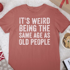 Es ist seltsam, das gleiche Alter wie alte Menschen Shirt, lustiges Ruhestand T-Shirt, Opa Ruhestand T-Shirt, Lustiges Ruhestand Geschenk
