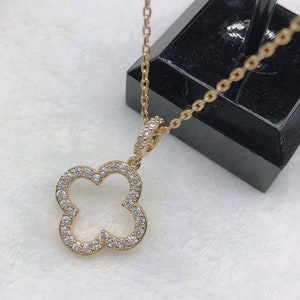 Stylish Open Clover Shape Charm Necklace, Shine necklace,minimalist jewelry,Cadena con dije de Trébol.