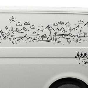 Puede incluir: Una furgoneta blanca con detalles y ruedas negras. El panel lateral presenta una ilustración en blanco y negro de un paisaje montañoso con árboles, carreteras y vehículos. El texto "Adventure awaits:" está en negro.