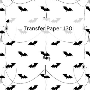 以下が含まれることがあります： 白い背景に黒いコウモリとクモが描かれたシームレスなパターン。コウモリは紐からぶら下がり、クモは巣からぶら下がっています。画像の中央には「Transfer Paper 130」というテキストがあります。