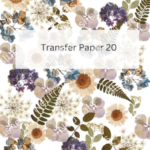 Könnte beinhalten: Ein weißer Hintergrund mit einer Vielzahl von gepressten Blumen und Blättern in Blautönen, Lila, Grün und Braun. Der Text "Transfer Paper 20" ist mittig im Bild platziert.