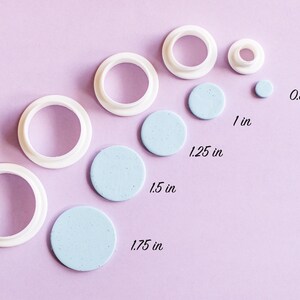 K&ouml;nnte beinhalten: Satz mit 7 runden Keksausstechern aus wei&szlig;em Kunststoff in verschiedenen Gr&ouml;&szlig;en von 1,27 cm bis 4,45 cm. Die Ausstecher sind in einer Reihe vom gr&ouml;&szlig;ten bis zum kleinsten angeordnet. Neben jedem Ausstecher befindet sich ein hellblauer Fondantkreis, der die Gr&ouml;&szlig;e des Kekses zeigt, der mit jedem Ausstecher ausgestochen werden kann.