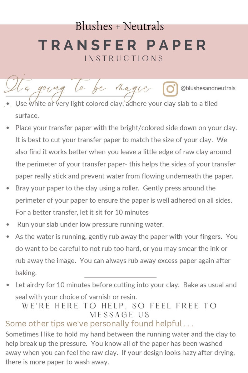K&ouml;nnte beinhalten: Anleitung zur Verwendung von Transferpapier auf Ton. Der Text lautet "It's going to be magic" mit einem Kamerasymbol und dem Text "@blushesandneutrals". Die Anweisungen beinhalten die Verwendung von wei&szlig;em oder hellfarbenem Ton, das Auflegen des Transferpapiers mit der farbigen Seite nach unten und das Gl&auml;tten des Papiers auf den Ton mit einer Rolle.