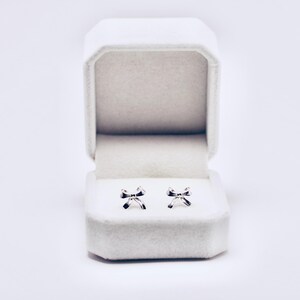 Puede incluir: Un juego de tres tazas de cer&aacute;mica con acabado mate moteado. Las tazas son de color crema, gris claro y gris oscuro. Cada taza tiene un dise&ntilde;o simple y minimalista, ideal para caf&eacute; o t&eacute;.