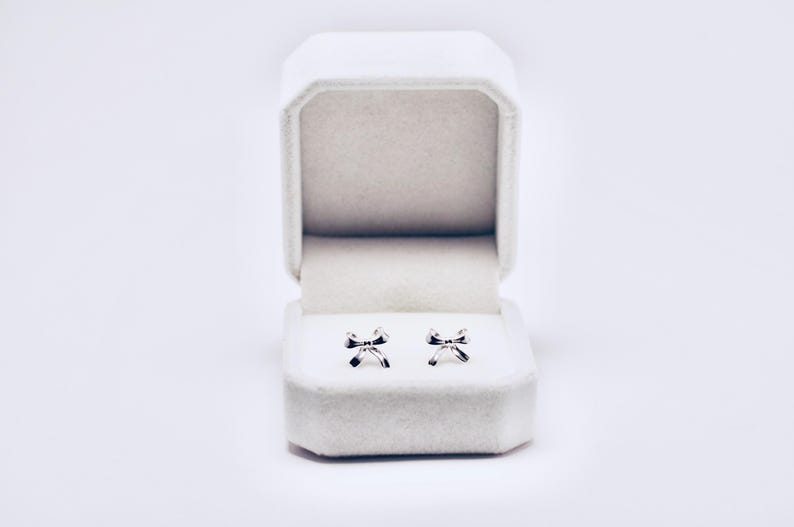 Puede incluir: Un juego de tres tazas de cer&aacute;mica con acabado mate moteado. Las tazas son de color crema, gris claro y gris oscuro. Cada taza tiene un dise&ntilde;o simple y minimalista, ideal para caf&eacute; o t&eacute;.