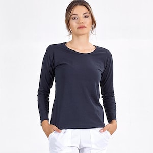 Op de afbeelding: Een donkerblauw t-shirt met lange mouwen en een ronde hals.