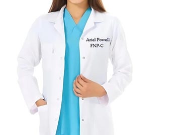Puede incluir: Bata de laboratorio blanca de manga larga y una camiseta azul debajo. La bata tiene una etiqueta con el nombre "Ariel Powell FNP-C".
