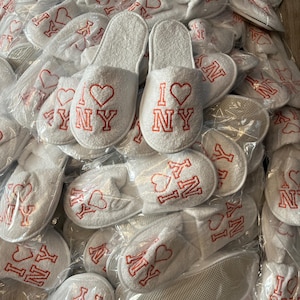 Gepersonaliseerde witte spa-slippers voor bruid en bruidsmeisjes - geborduurde bruiloftslippers - aangepast bruidsfeestcadeau - ontwerp rode tijger