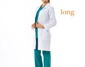 Puede incluir: Una bata de laboratorio blanca con un diseño largo, usada sobre una parte superior y pantalones de color verde azulado. La imagen también muestra zuecos blancos. La palabra "long" está escrita en naranja en el lado derecho de la imagen.