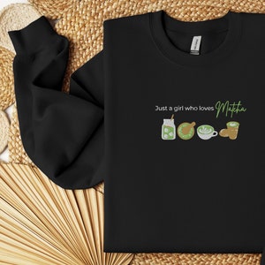 刺繍入りジャスト ア ガール スウェットシャツ、抹茶ラテ スウェットシャツ、抹茶 スウェットシャツ、抹茶 ティー スウェットシャツ、抹茶 ティー ギフト、ジャスト ア ガール