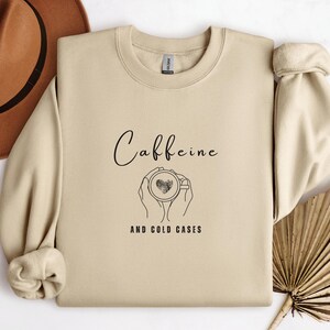 Felpa con cappuccio Caffeina e casi irrisolti, veri crimini e caffè, caffeina e caos, felpa con cappuccio True Crime, gadget di casi irrisolti, regalo True Crime